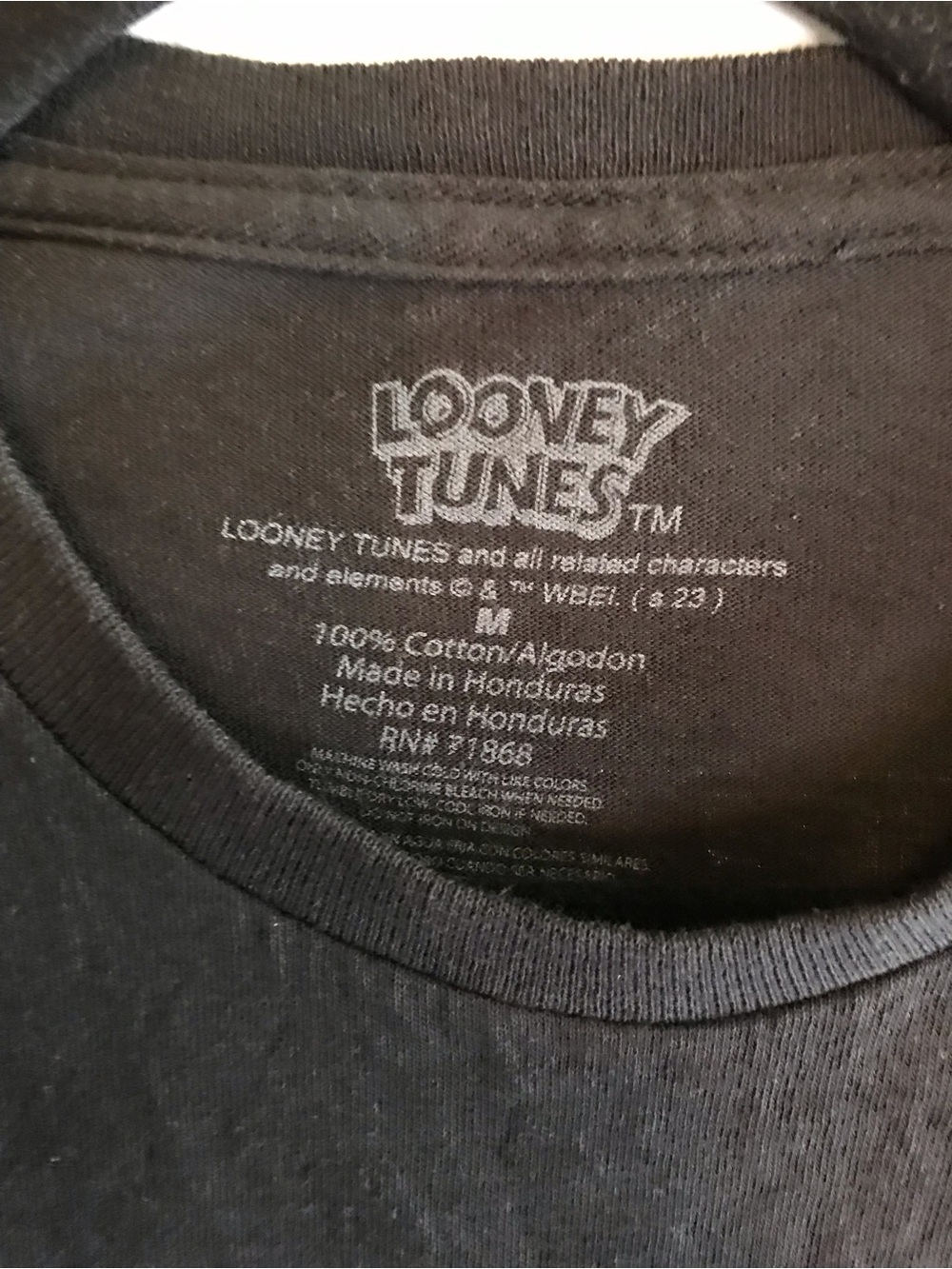 Warner Bros. Looney Tunes Bugs Bunny black T-shirt size medium - Picture 2 of 3